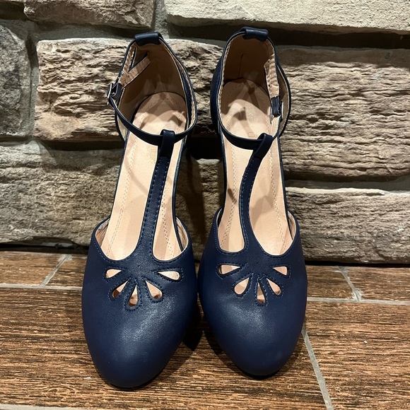 Chase & Chloe Kimmy | Vintage Kitten Heel Mary Jane Pumps - Picture 6 of 6